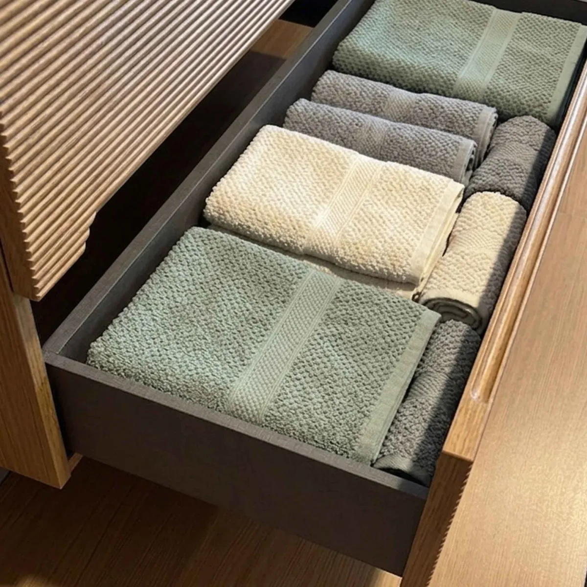 Meuble de salle de bain suspendu en chêne cannelé avec miroir et éclairage assortis