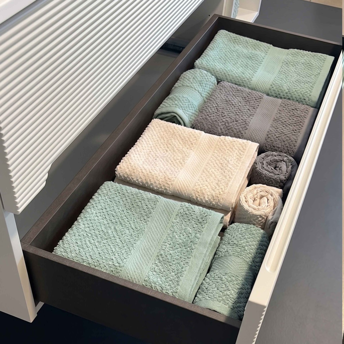 Meuble de salle de bain suspendu blanc laiteux avec...