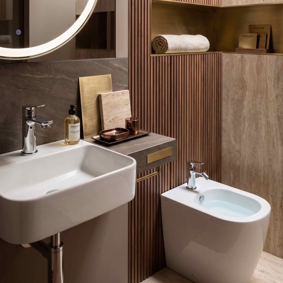 miscelatori cromati per lavabo e bidet dotati di piletta....