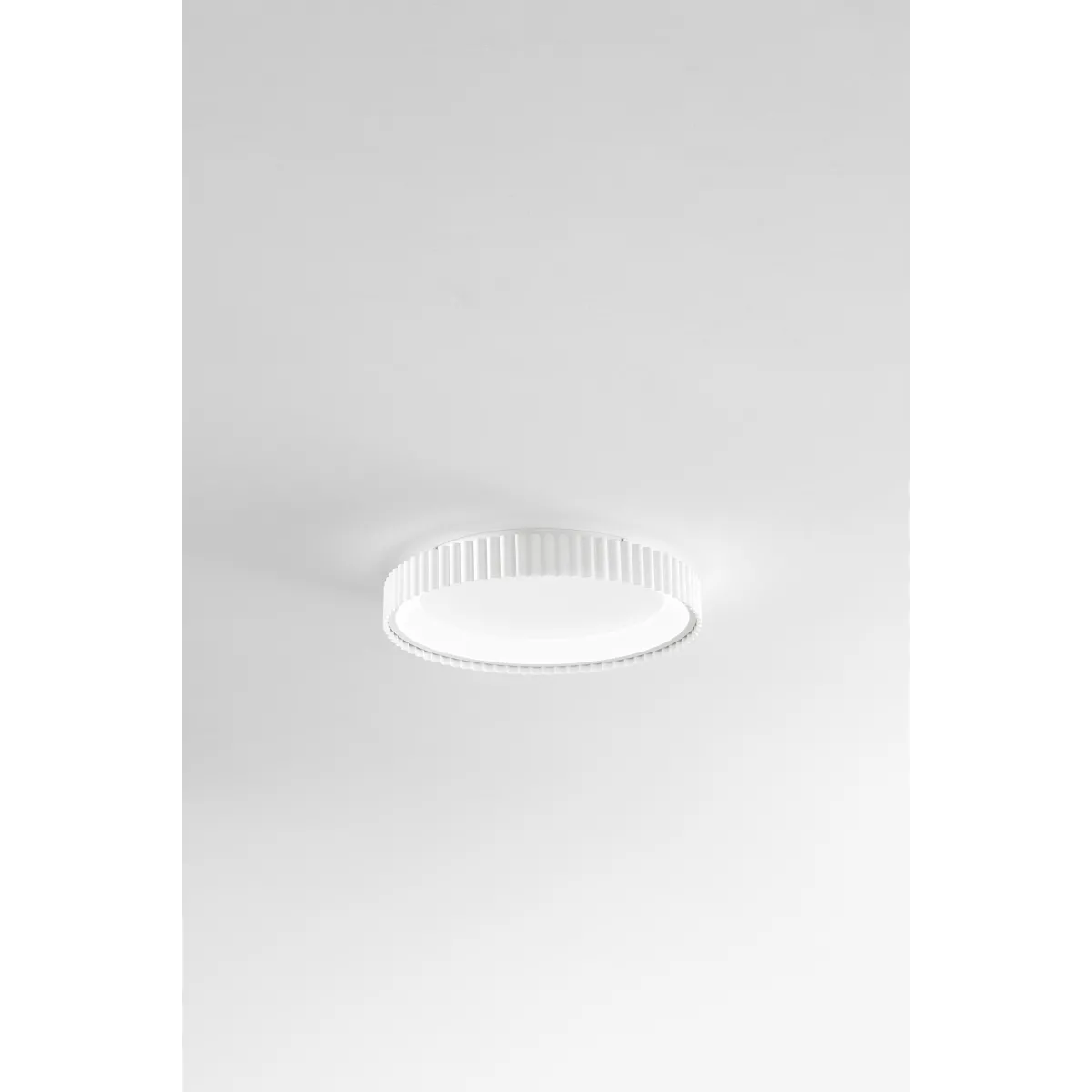 Ultraflache LED-Deckenleuchte mit verstellbarer...