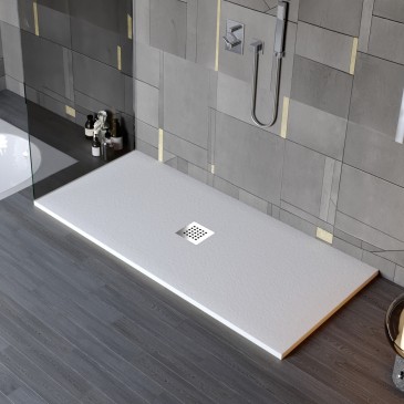 Receveur de douche en résine de marbre gris clair avec trou au centre de la pierre