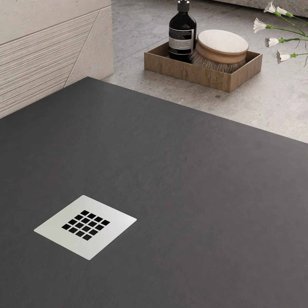 Piatto doccia nero in marmoresina con griglia inox e...