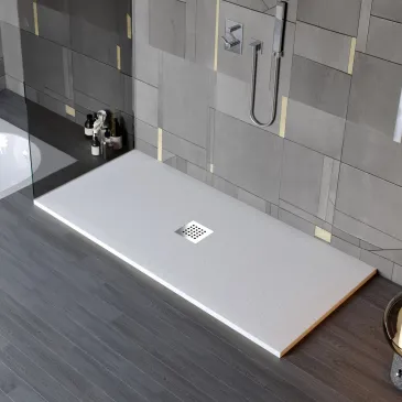 Receveur de douche en résine effet marbre blanc, gris clair, avec trou au centre.