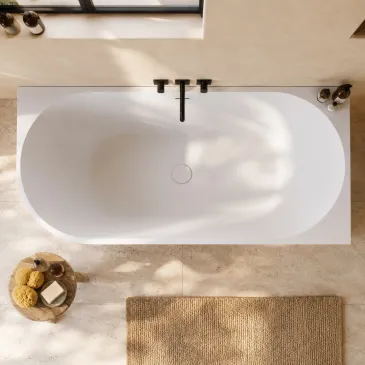 Vista della vasca River 160x75 cm, evidenzia la forma interna ergonomica progettata per il massimo comfort e relax.