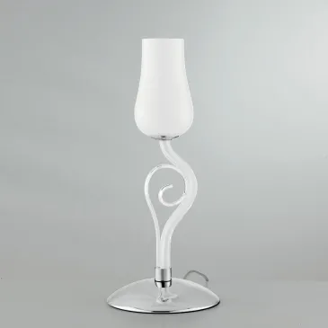 lume da tavolo classico con diffusore a fiore bianco, perfetto per un riposo all'insegna del buon gusto