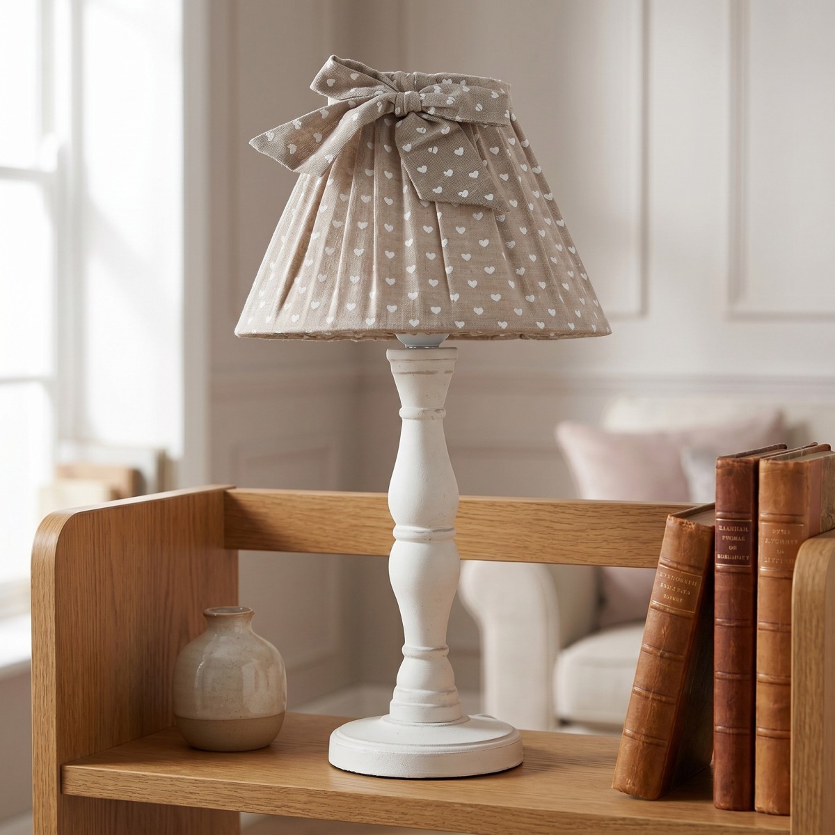 lampada classica in legno naturale con raffinato paralume...