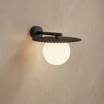 applique da parete proposta nella variante oro brillante o nella versione nera di grande carattere.