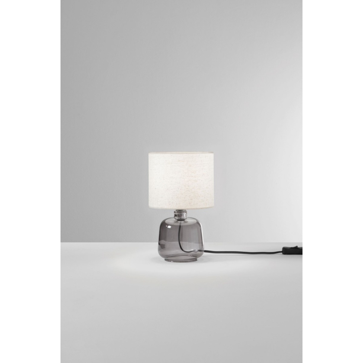 Lampe de table moderne disponible en 4 coloris | Mondialshop