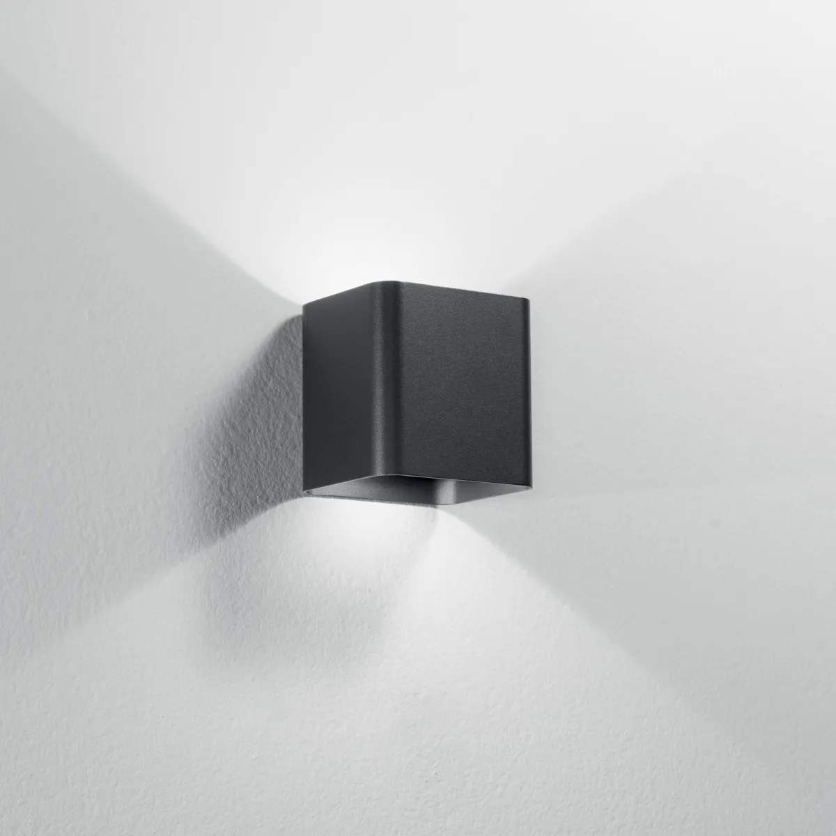 Weiße oder schwarze LED-Außenwandleuchte mit...