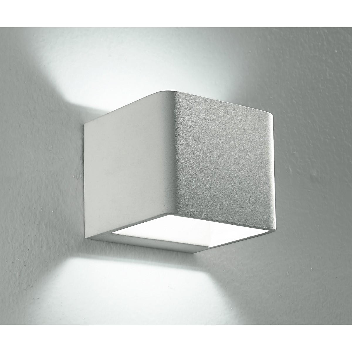 Applique bianca dalla forma cubica con luce led 6 watt 3500 kelvin