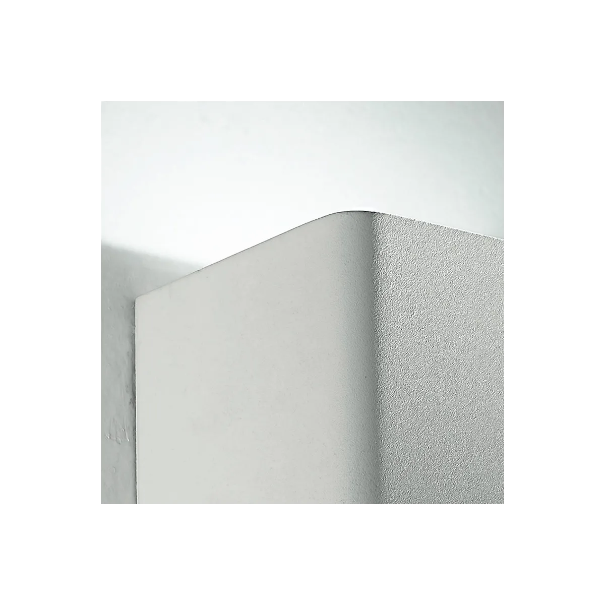 Applique bianca dalla forma cubica con luce led 6 watt 3500 kelvin