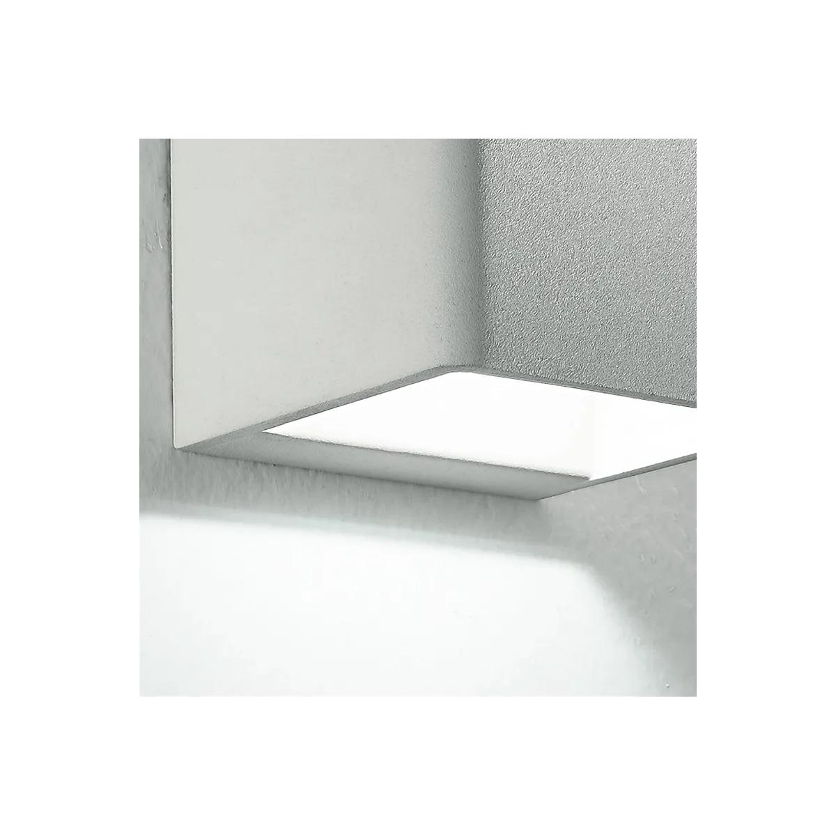 Applique bianca dalla forma cubica con luce led 6 watt 3500 kelvin
