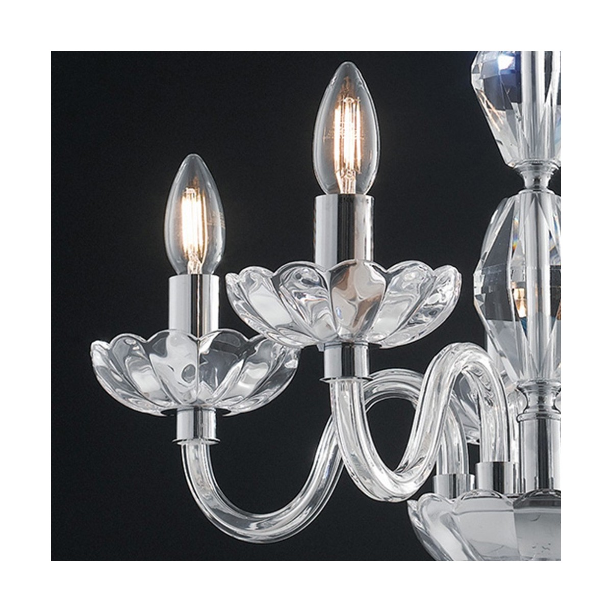 Lustre en cristal avec des finitions chromées 8 lumières...