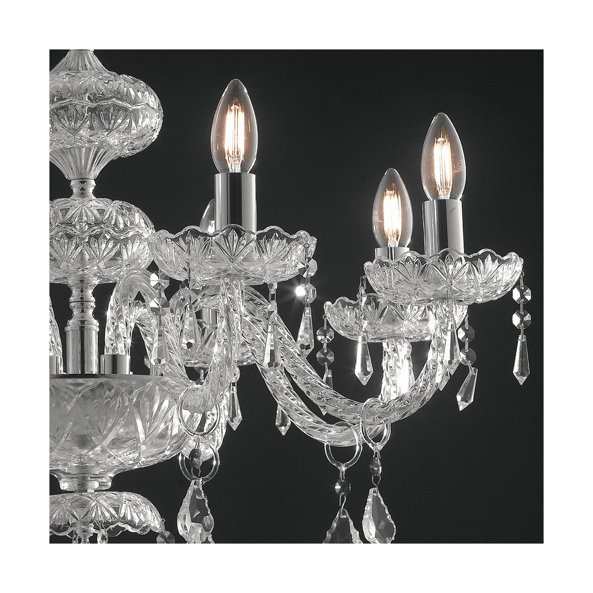 Structure en verre de cristal avec pendentifs et...
