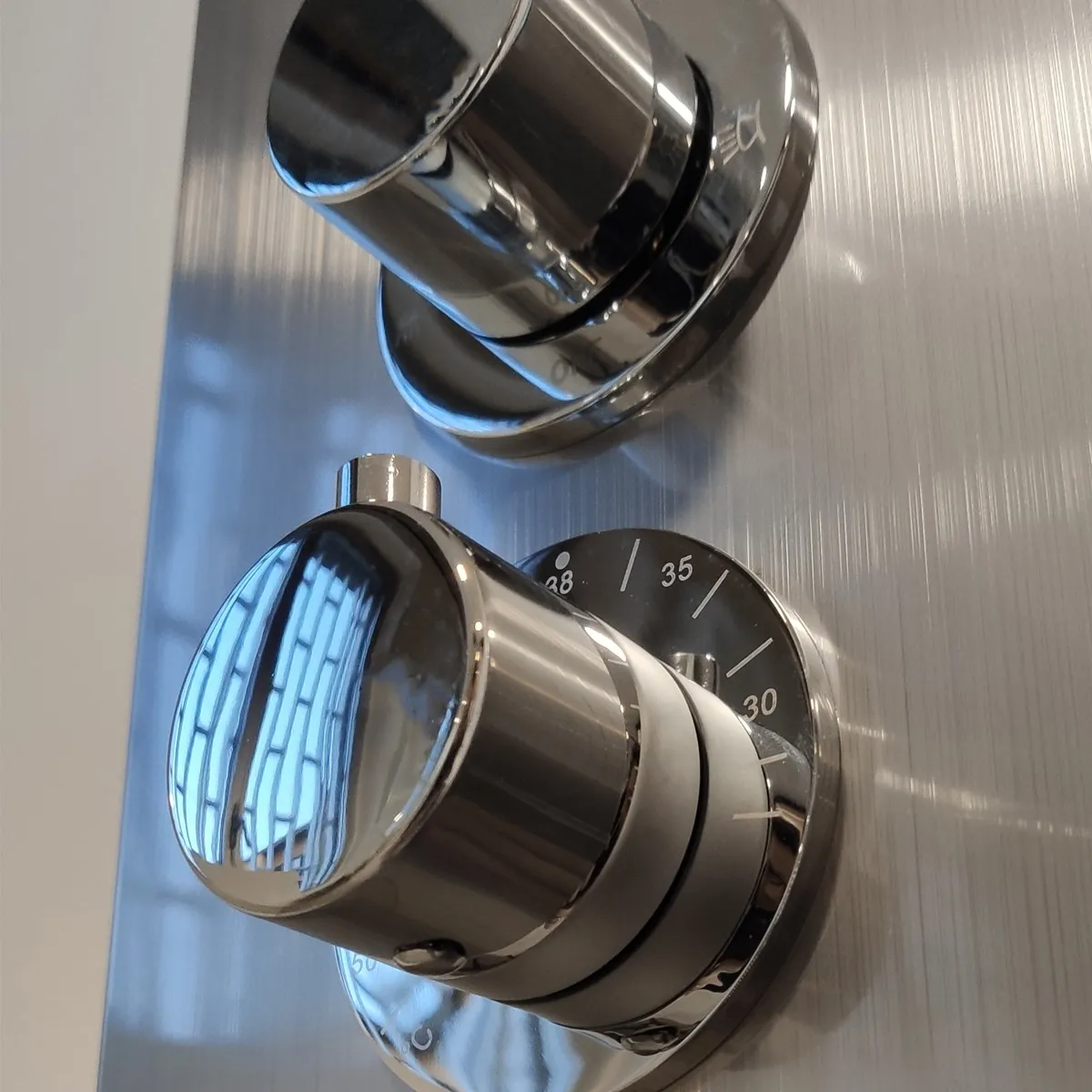 Thermostatische Hydromassagesäule aus gebürstetem Edelstahl | Diamant